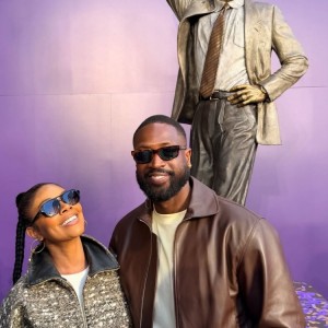 韦德晒与莱利雕像合影：能在你手下打球是我的荣幸！