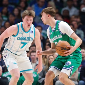 开云体育-中国官网登录入口-经典舍友之战令最佳新秀之争悬念丛生 从搭档变对手斩不断兄弟情